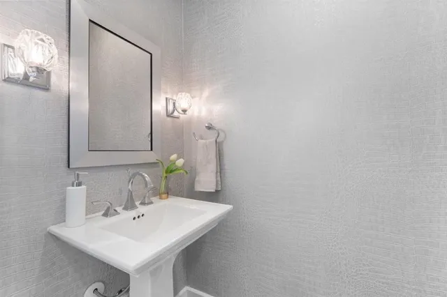 $659,995 | 3831 Lake Breeze Road, Lake Charles, LA 70605