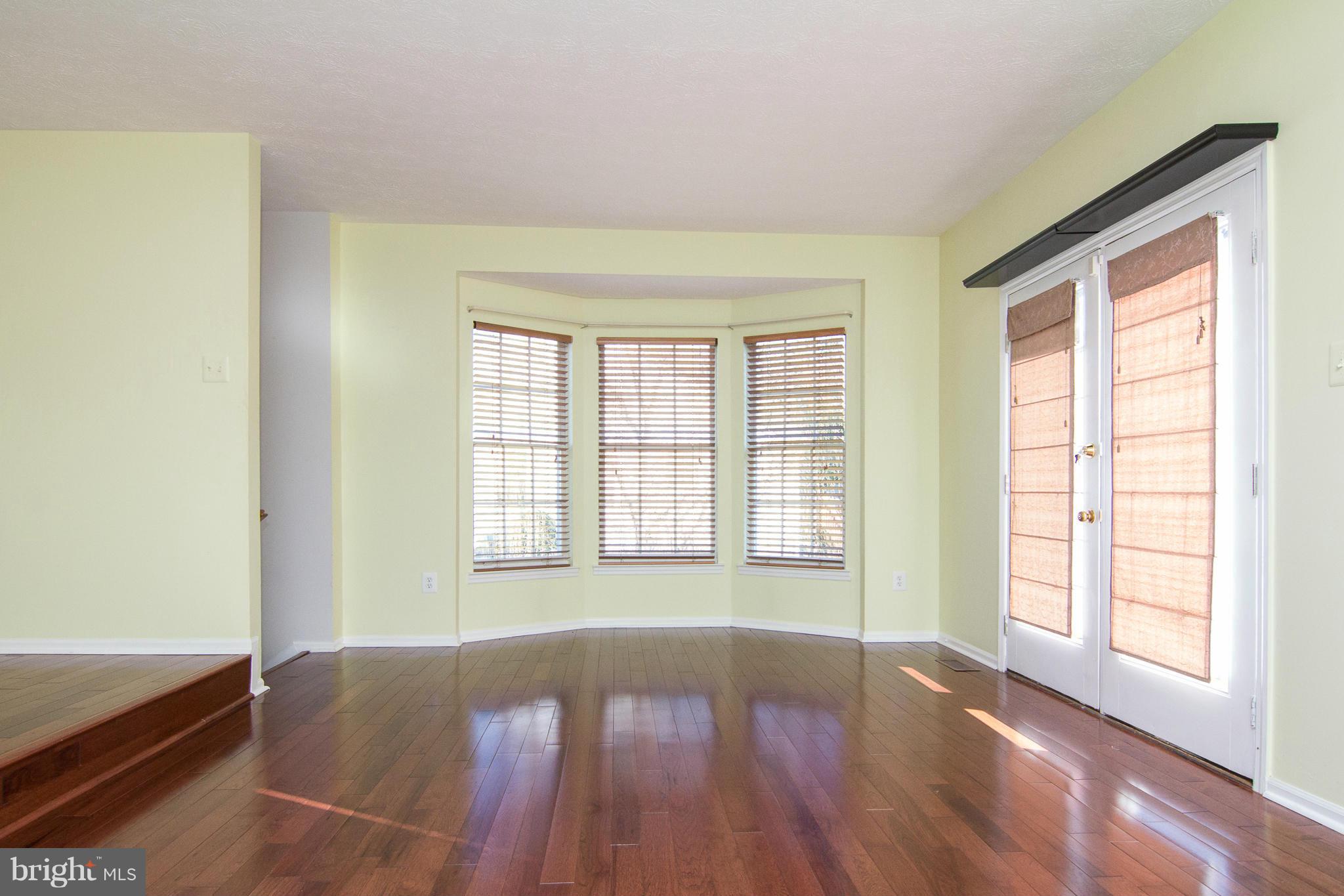 1939 Cross Trails Road Baltimore, MD 21244 - Photo 5 of 30 Living Room