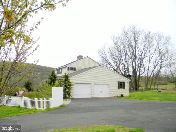 3845 Lehnenberg Road Riegelsville, PA 18077 - Photo 3 of 25 Garage