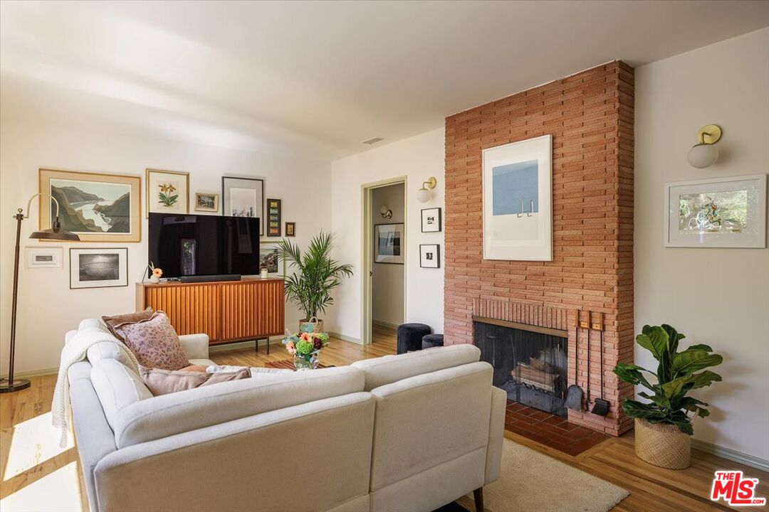 3510 Ferncroft Road Los Angeles, CA 90039 - Photo 5 of 32