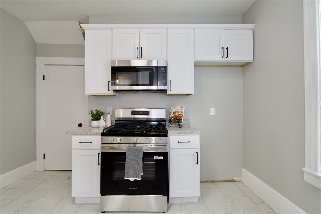 43 Princeton Street Springfield, MA 01109 - Photo 12 of 41