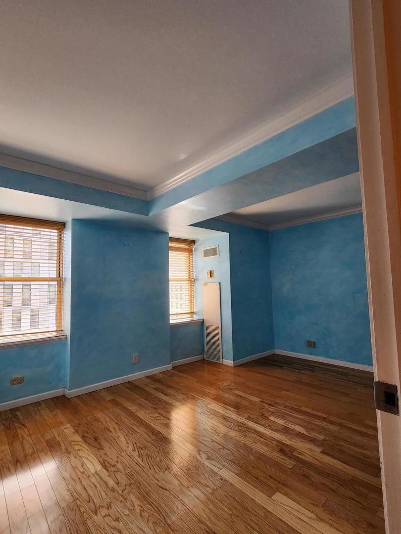 40 East 9th Street, Unit 1604 Chicago, IL 60605 - Photo 12 of 25 an empty room with windows