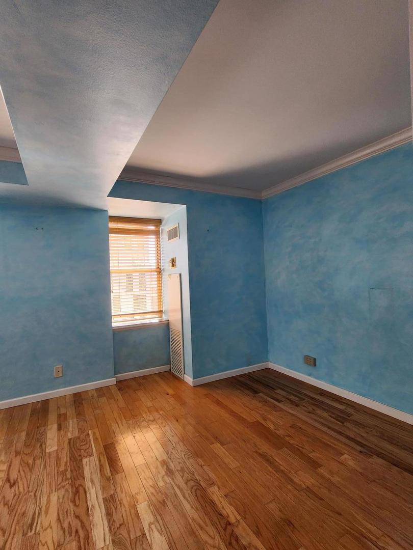 40 East 9th Street, Unit 1604 Chicago, IL 60605 - Photo 14 of 25 an empty room with wooden floor and windows