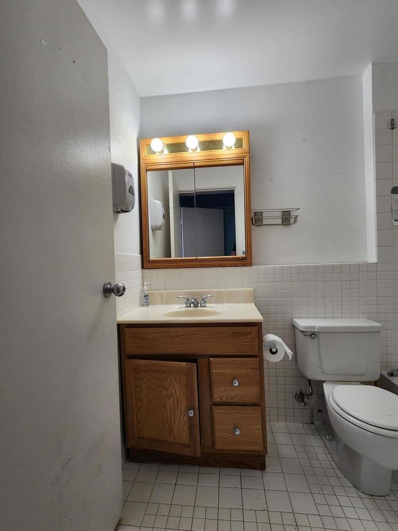 40 East 9th Street, Unit 1604 Chicago, IL 60605 - Photo 15 of 25 a bathroom with a toilet sink and mirror