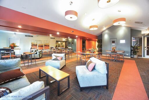 40 East 9th Street, Unit 1604 Chicago, IL 60605 - Photo 20 of 25 a living room with furniture and kitchen view