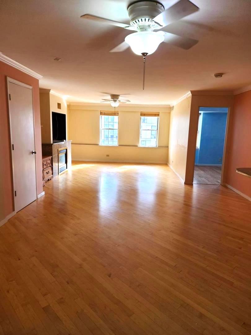40 East 9th Street, Unit 1604 Chicago, IL 60605 - Photo 8 of 25 a view of a livingroom with a ceiling fan window and hardwood floor