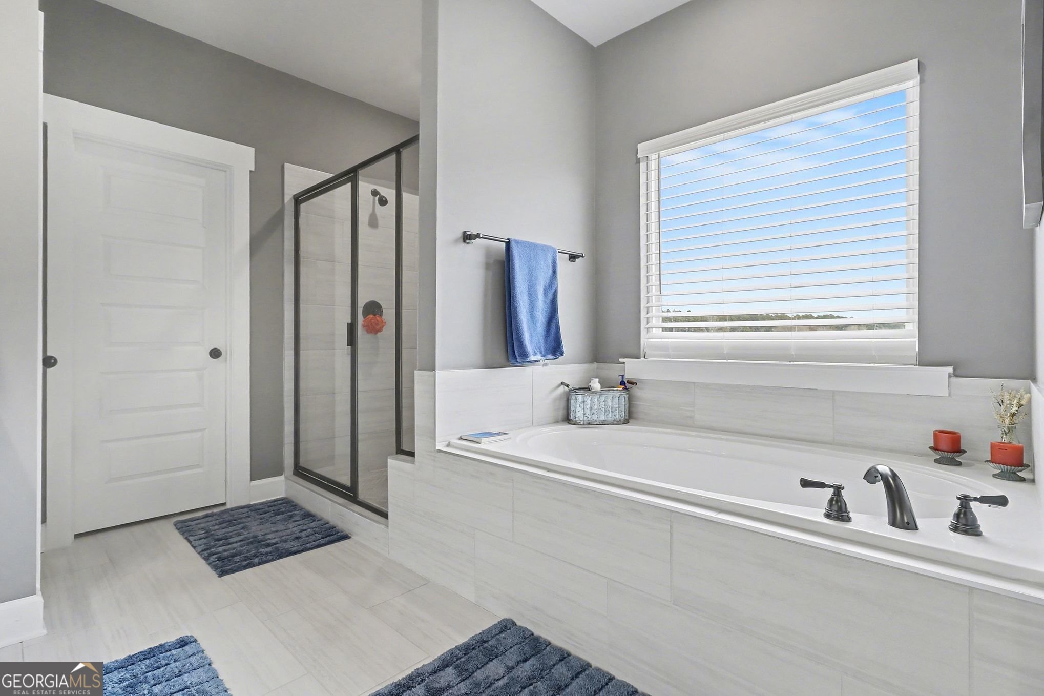 9 Union Street Newnan, GA 30263 - Photo 23 of 31 a bathroom with a bathtub and a sink