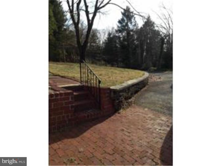 1425 Pawlings Road Phoenixville, PA 19460 - Photo 4 of 17 Front Yard