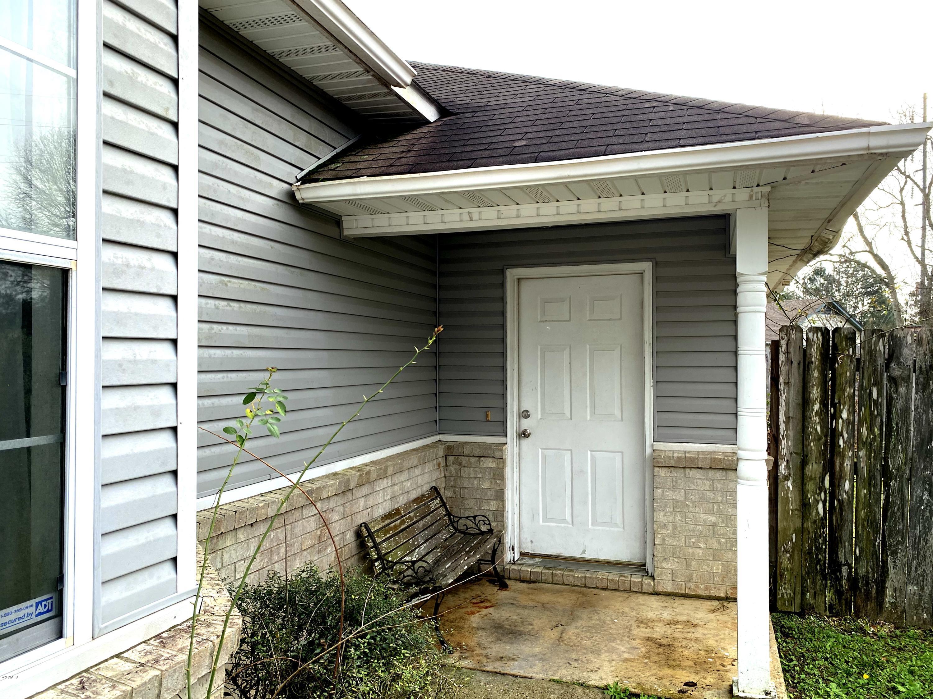608 Ronda Lane Ocean Springs, MS 39564 - Photo 2 of 29 3D09ADD5-873E-4B5C-B1DC-A318123C5F1B