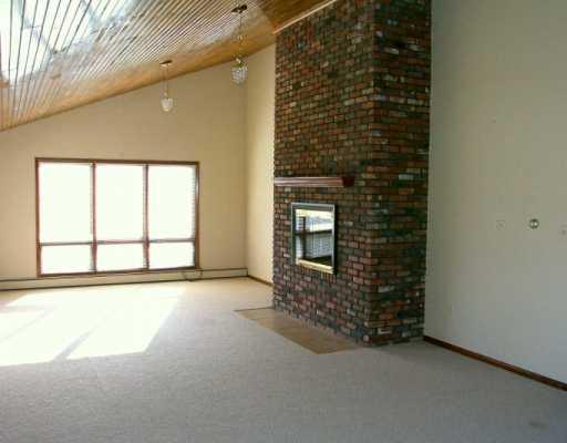 21 Gladden Road McDonald, PA 15057 - Photo 3 of 8 Living Room.