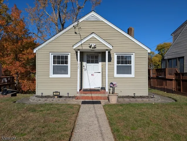 a view of a house with backyard