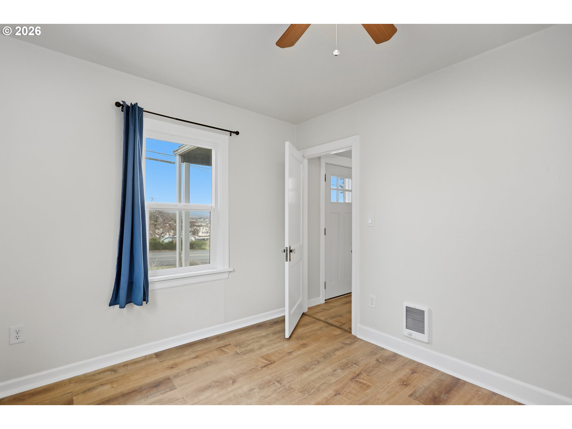 2306 West 13th Street The Dalles, OR 97058 - Photo 20 of 32 an empty room with windows