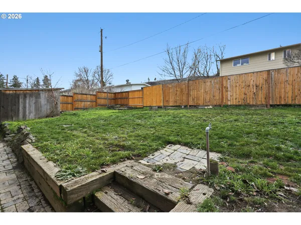 a view of a backyard