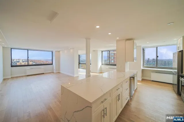 $4,850 | 200 Old Palisade Road, Unit 19B, Fort Lee, NJ 07024