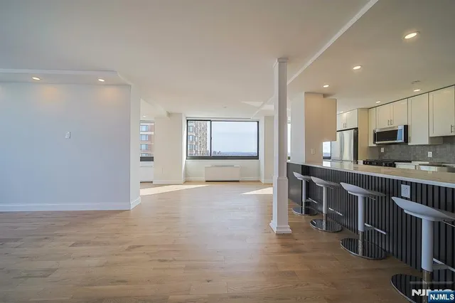 $4,850 | 200 Old Palisade Road, Unit 19B, Fort Lee, NJ 07024