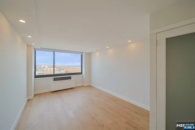 $4,850 | 200 Old Palisade Road, Unit 19B, Fort Lee, NJ 07024