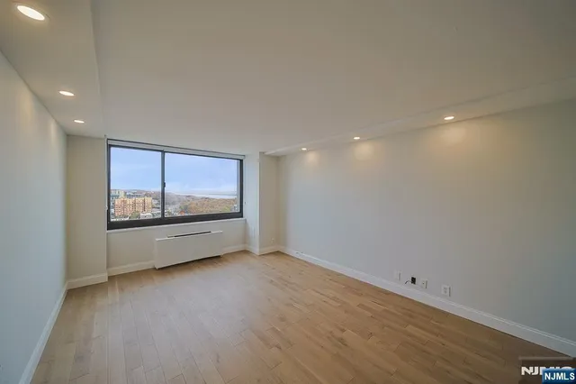 $4,850 | 200 Old Palisade Road, Unit 19B, Fort Lee, NJ 07024