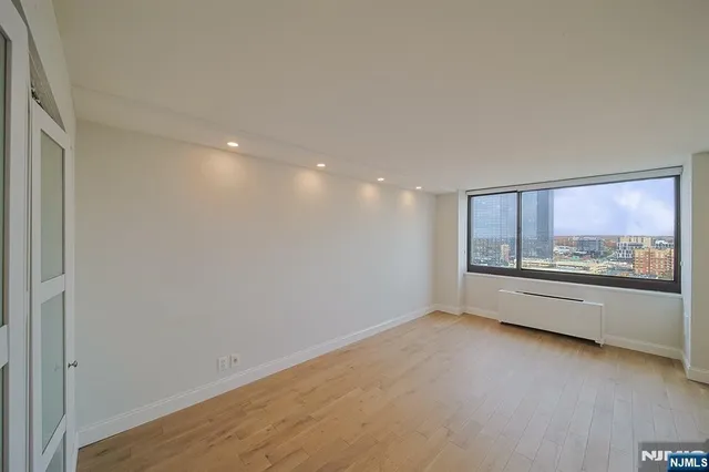 $4,850 | 200 Old Palisade Road, Unit 19B, Fort Lee, NJ 07024