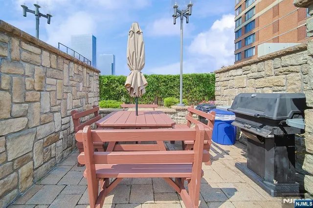 $4,850 | 200 Old Palisade Road, Unit 19B, Fort Lee, NJ 07024