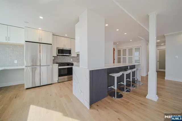 $4,850 | 200 Old Palisade Road, Unit 19B, Fort Lee, NJ 07024