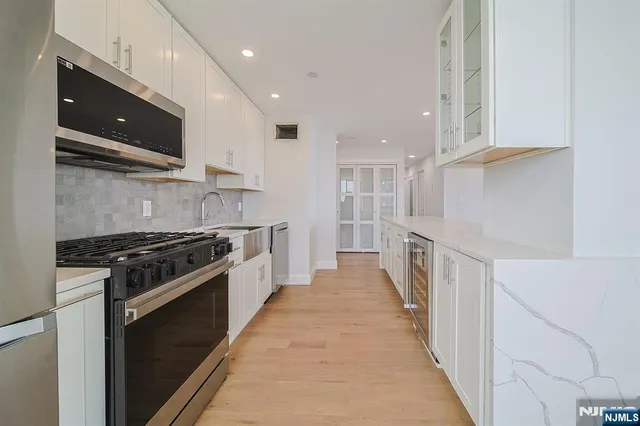 $4,850 | 200 Old Palisade Road, Unit 19B, Fort Lee, NJ 07024