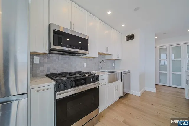 $4,850 | 200 Old Palisade Road, Unit 19B, Fort Lee, NJ 07024