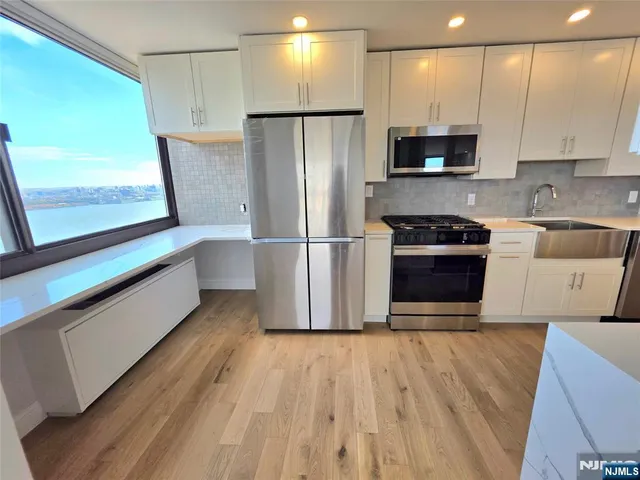 $4,850 | 200 Old Palisade Road, Unit 19B, Fort Lee, NJ 07024