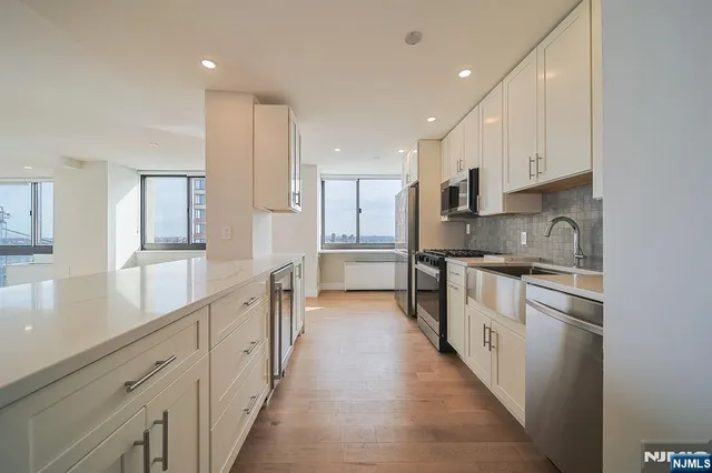 $4,850 | 200 Old Palisade Road, Unit 19B, Fort Lee, NJ 07024