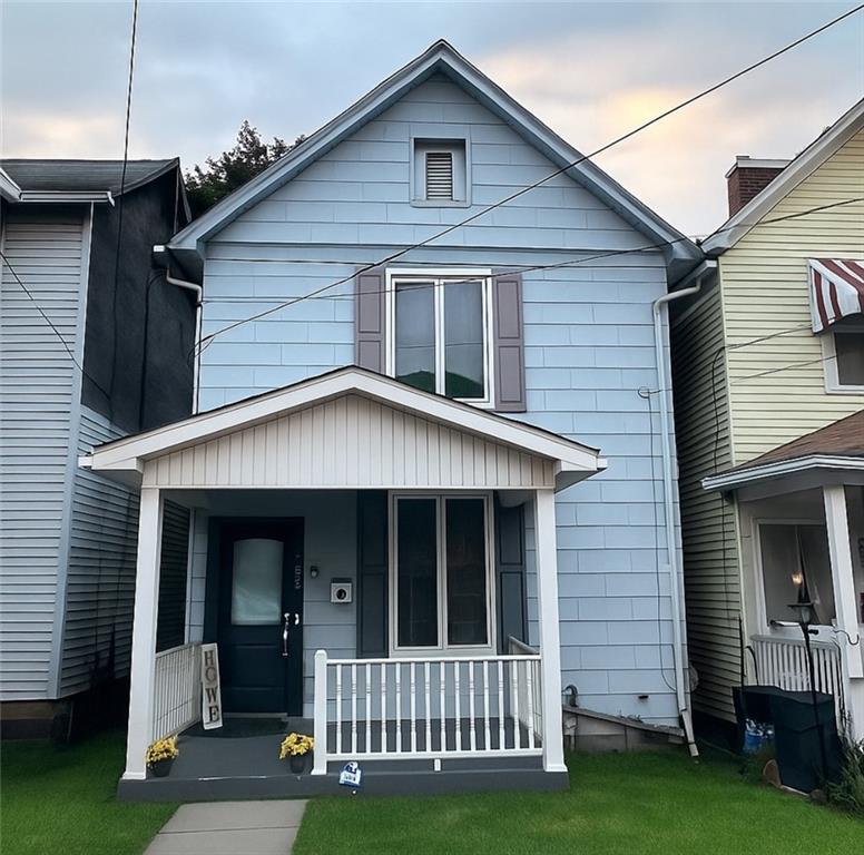 a view of a house with a yard