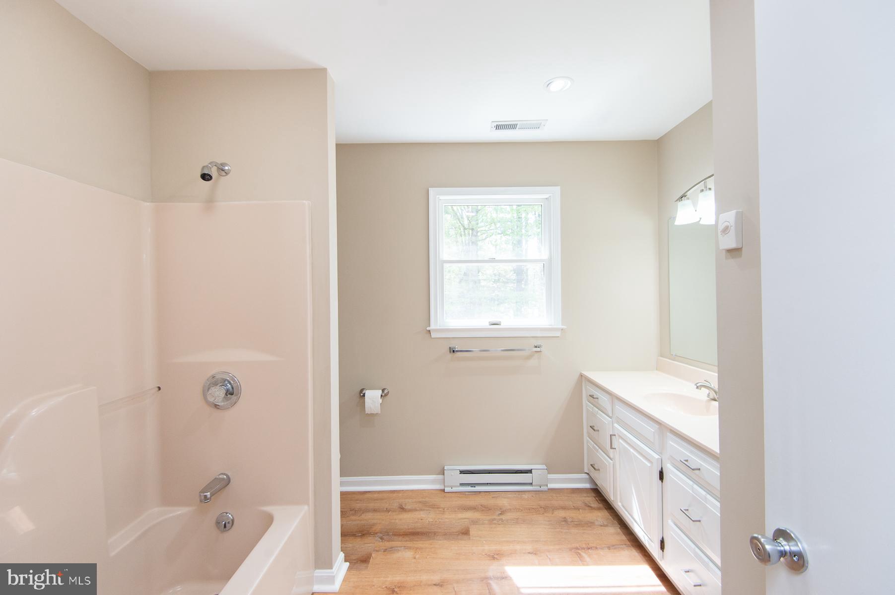 5951 Ross Neck Road Cambridge, MD 21613 - Photo 37 of 50 Second floor hall bath