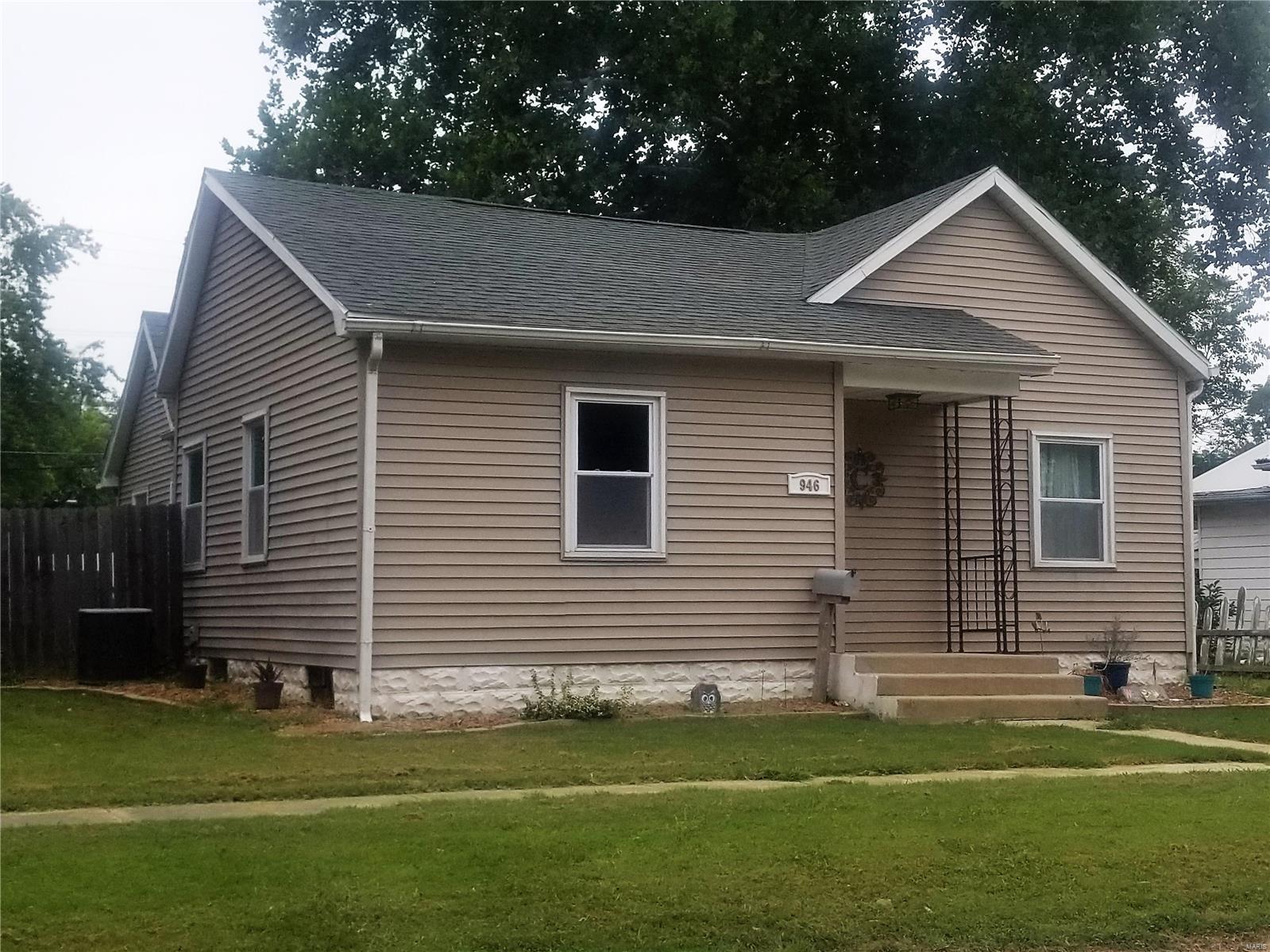 946 Rountree Street Hillsboro, IL 62049 - Photo 2 of 20 Gallery Image 2