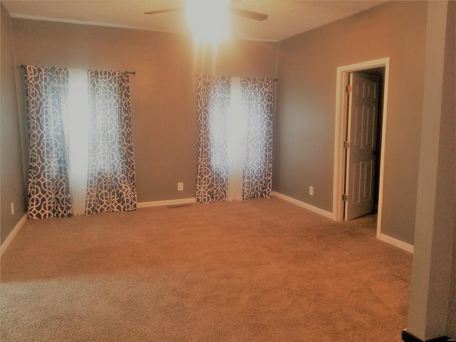 946 Rountree Street Hillsboro, IL 62049 - Photo 3 of 20 Gallery Image 3