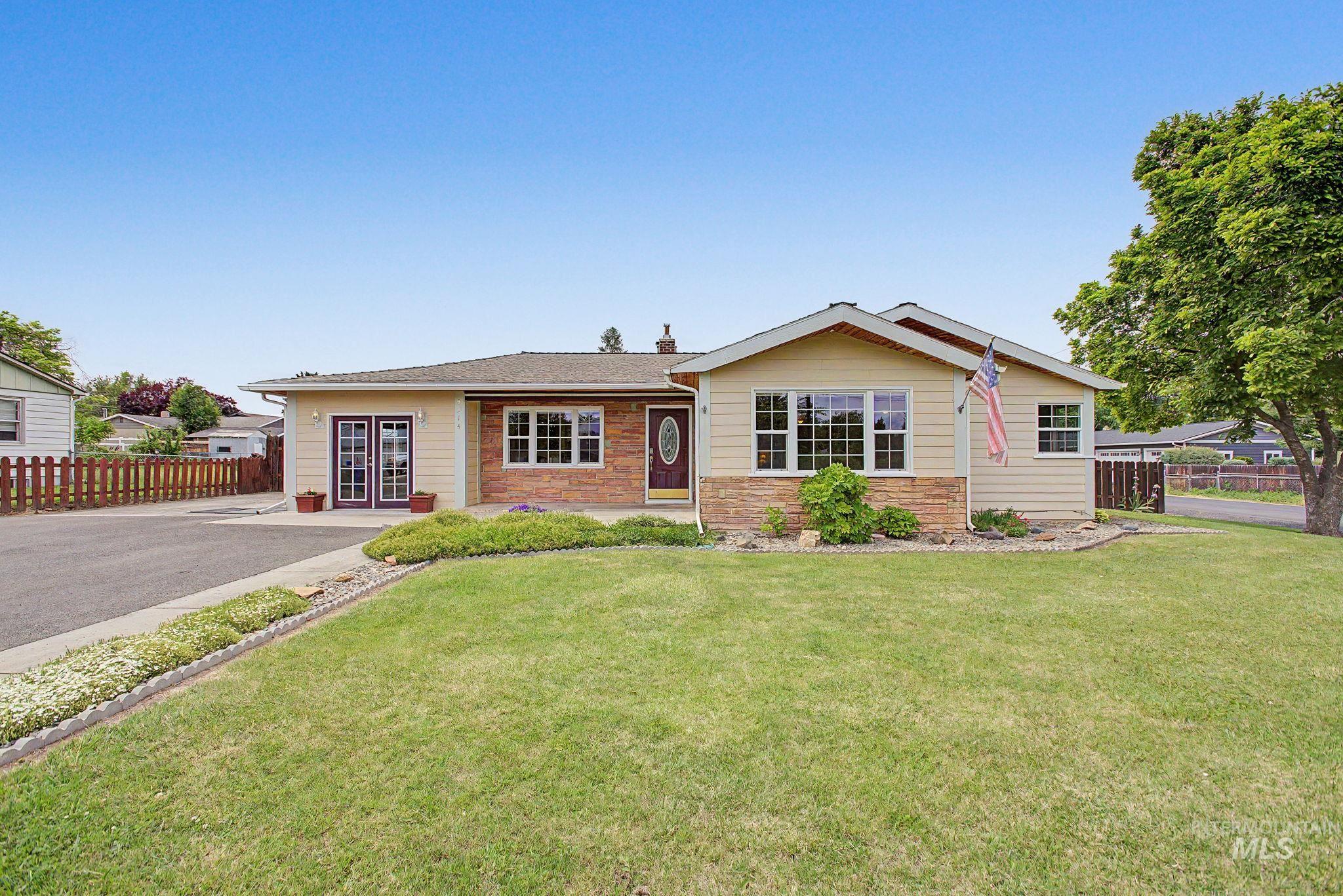 3314 6th Street Lewiston, ID 83501 - Photo 3 of 50 Ranch-style residence featuring a combination of horizontal siding and brick veneer