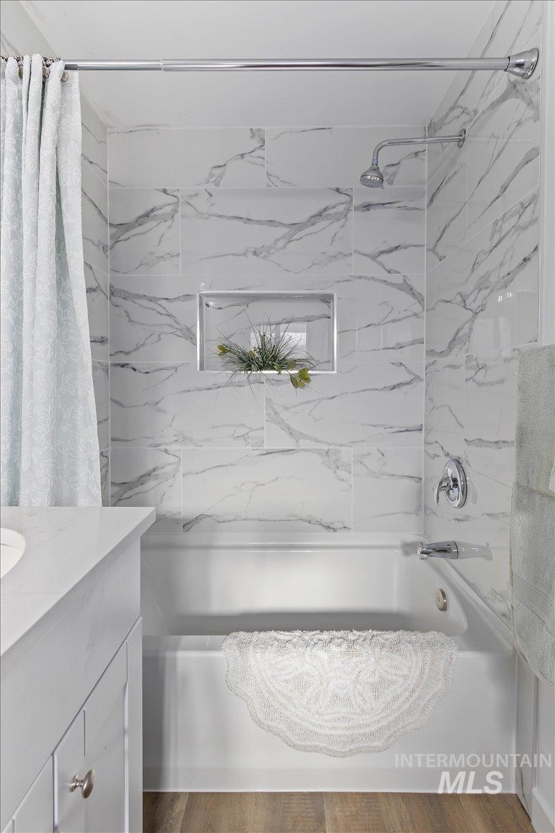 1184 Starfire Street Twin Falls, ID 83301 - Photo 23 of 34 Full bath featuring shower / bath combination with curtain and vanity