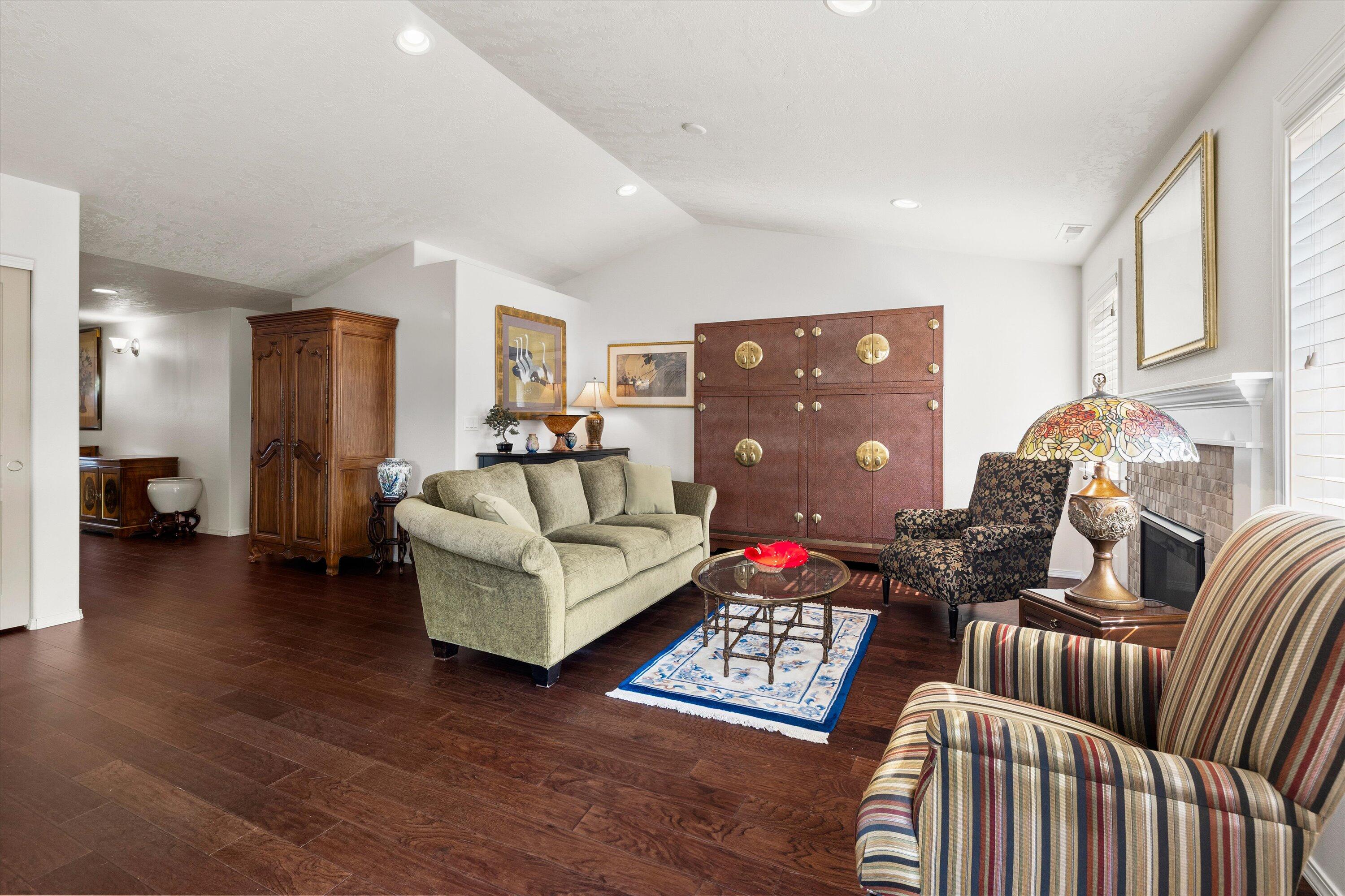 61807 Southeast Rolo Court Bend, OR 97702 - Photo 5 of 26 Living Room