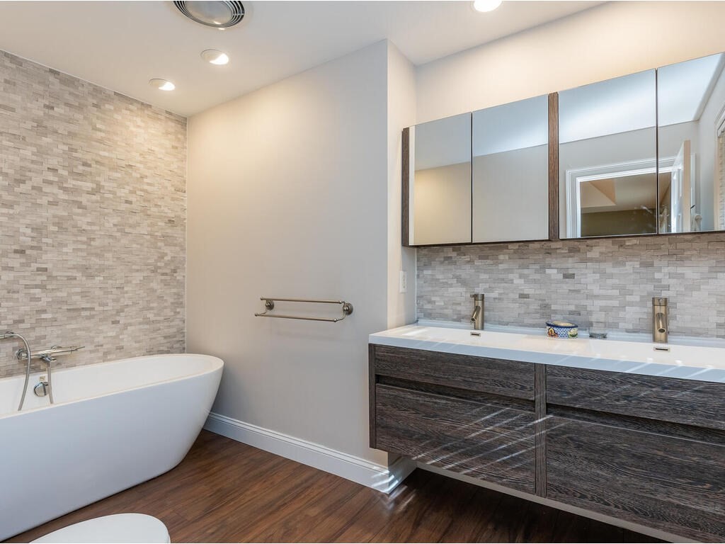 79 Pomeroy Meadow Road Southampton, MA 01073 - Photo 30 of 42 a bathroom with a bathtub and a sink