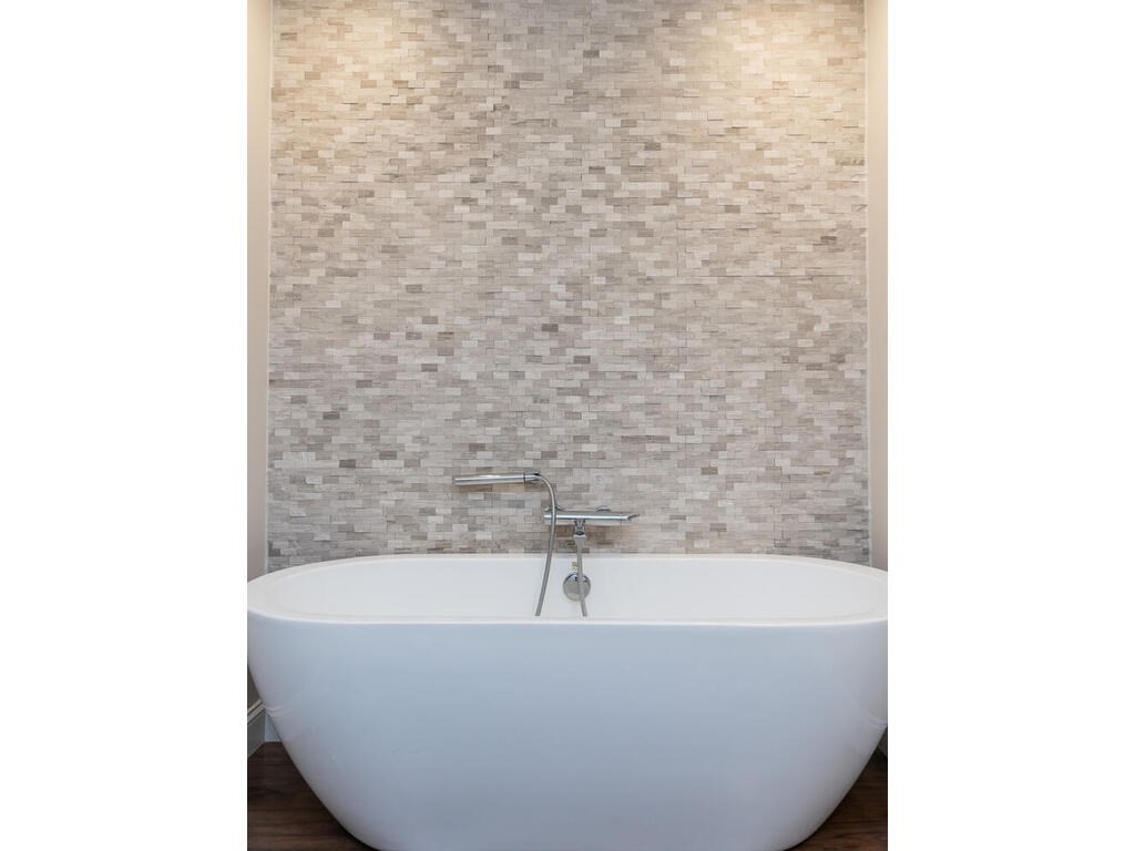 79 Pomeroy Meadow Road Southampton, MA 01073 - Photo 31 of 42 a bathroom with a bathtub