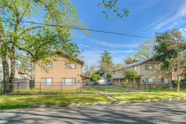 a view of a houses with a yard