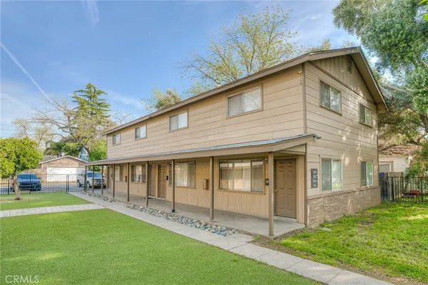 a view of house with a yard