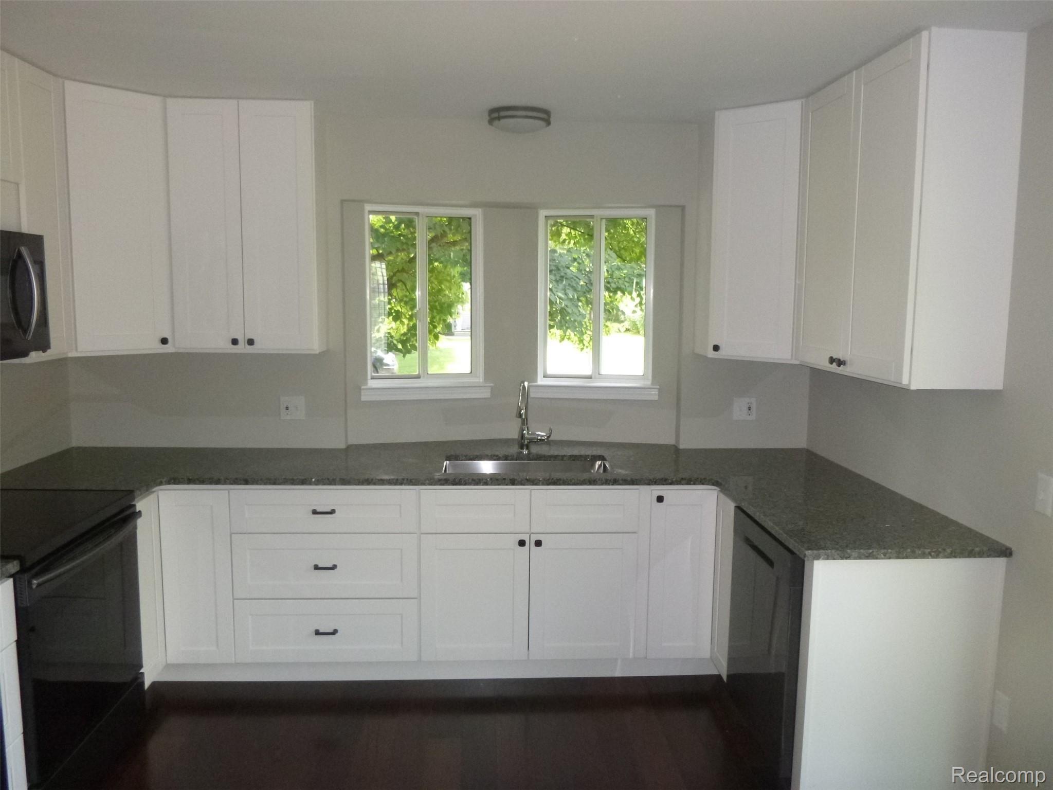 1814 Henbert Road West Bloomfield, MI 48324 - Photo 9 of 24 P1260093_52620.JPG