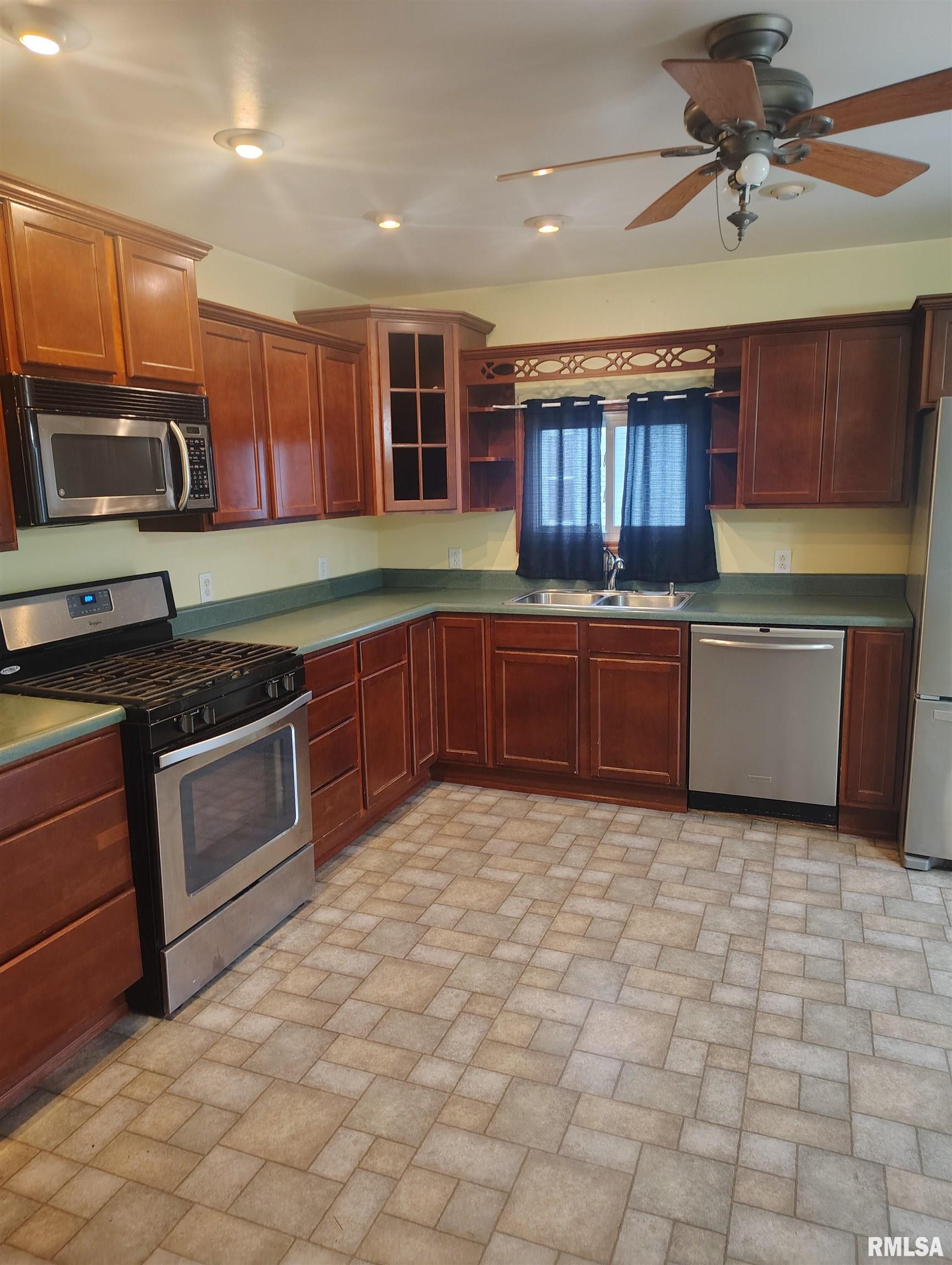 646 East Locust Street Canton, IL 61520 - Photo 5 of 17