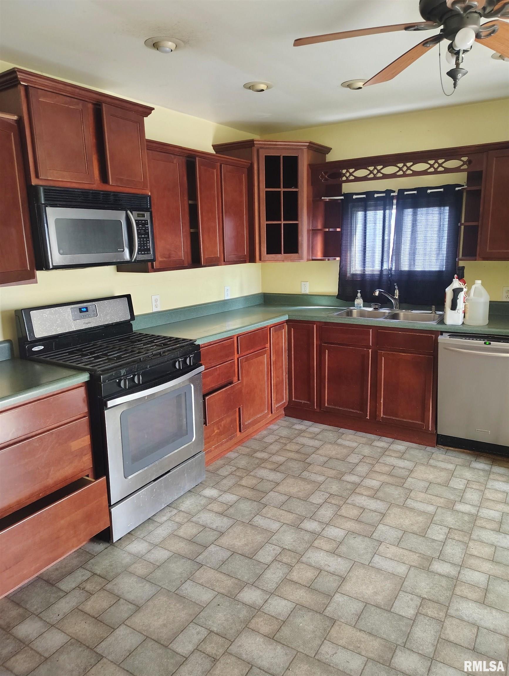 646 East Locust Street Canton, IL 61520 - Photo 5 of 15