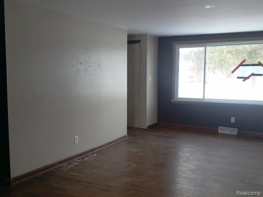 5115 Millington Road Millington, MI 48746 - Photo 9 of 22 8 Living Room.jpg