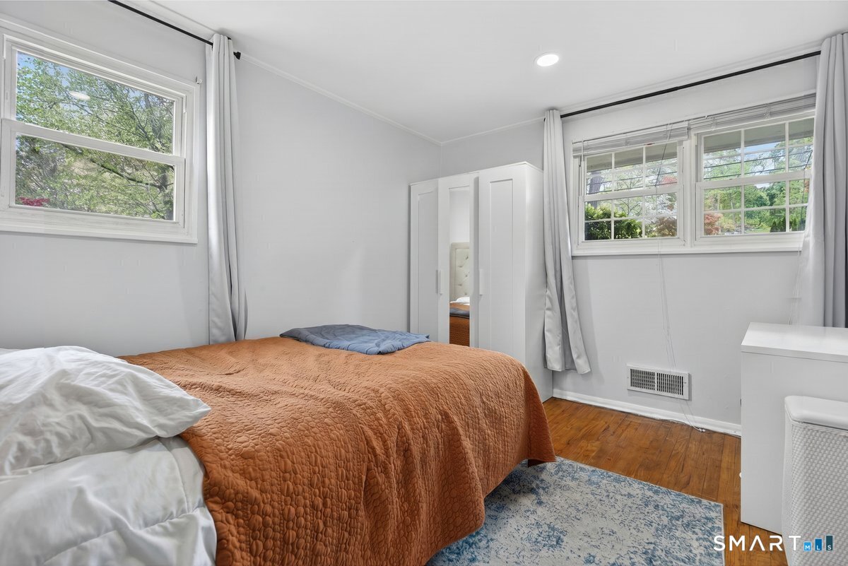 131 Clay Hill Road Stamford, CT 06905 - Photo 13 of 32