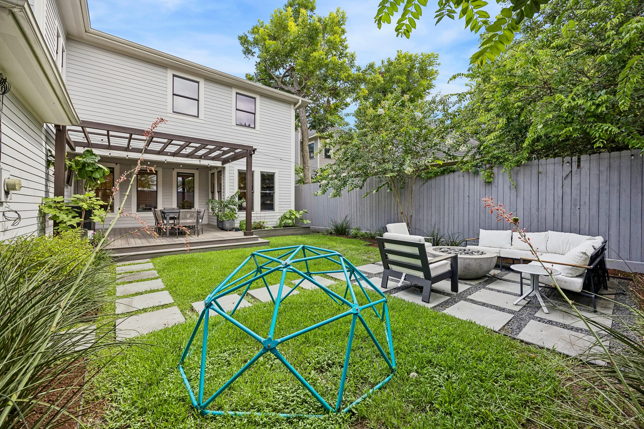 335 West 23rd Street Houston, TX 77008 - Photo 32 of 40 a view of a chairs and table in the patio