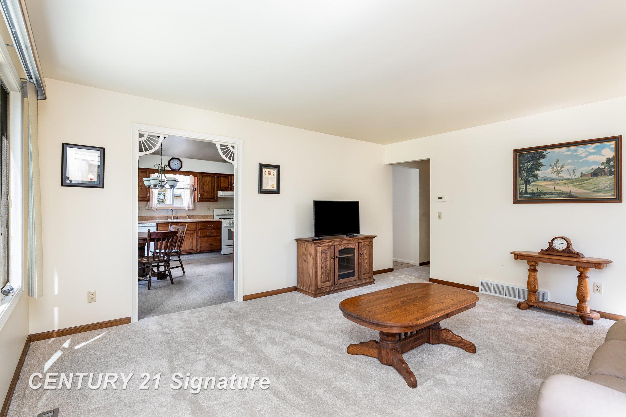 2705 Weigl Road Saginaw, MI 48609 - Photo 5 of 18 50187756-0e7f61f6-34b2-4f76-8dea-d75c6a8b2028.JPG