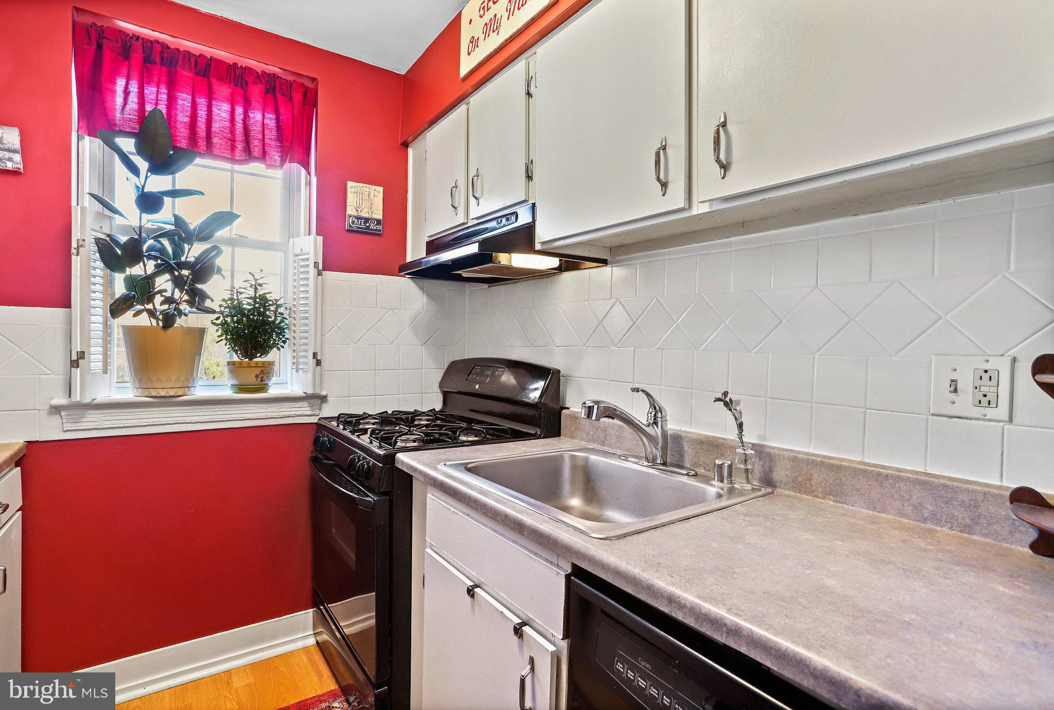 22 South Old Glebe Road, Unit 201D Arlington, VA 22204 - Photo 12 of 39 Kitchen