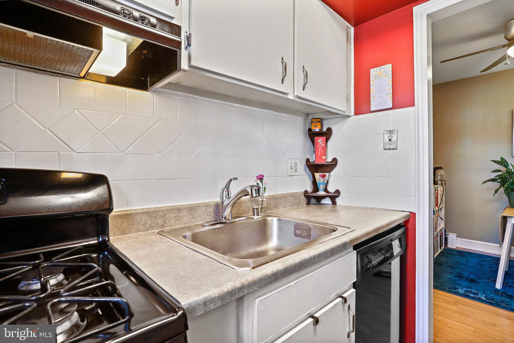 22 South Old Glebe Road, Unit 201D Arlington, VA 22204 - Photo 14 of 39 Kitchen