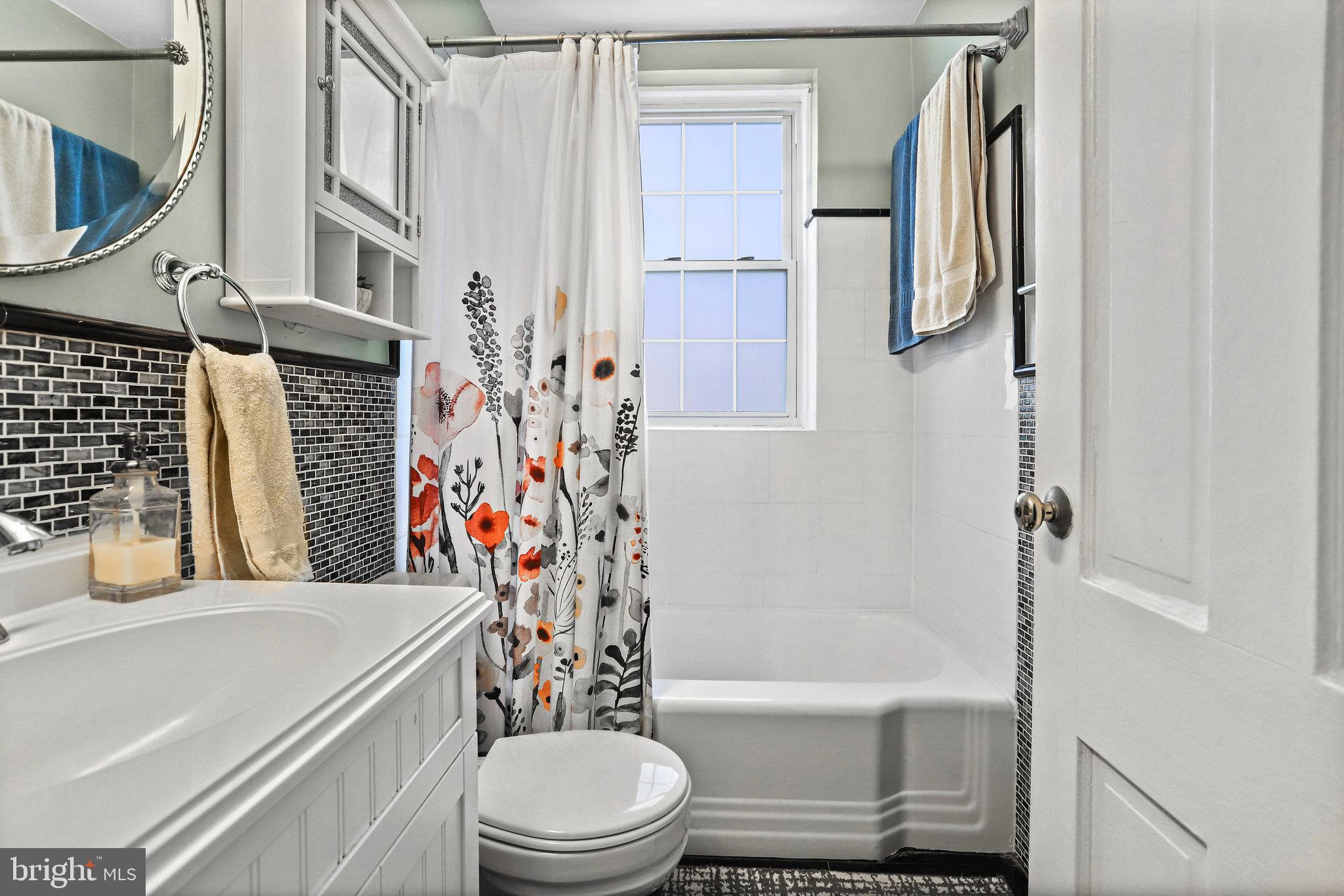 22 South Old Glebe Road, Unit 201D Arlington, VA 22204 - Photo 19 of 39 Bathroom