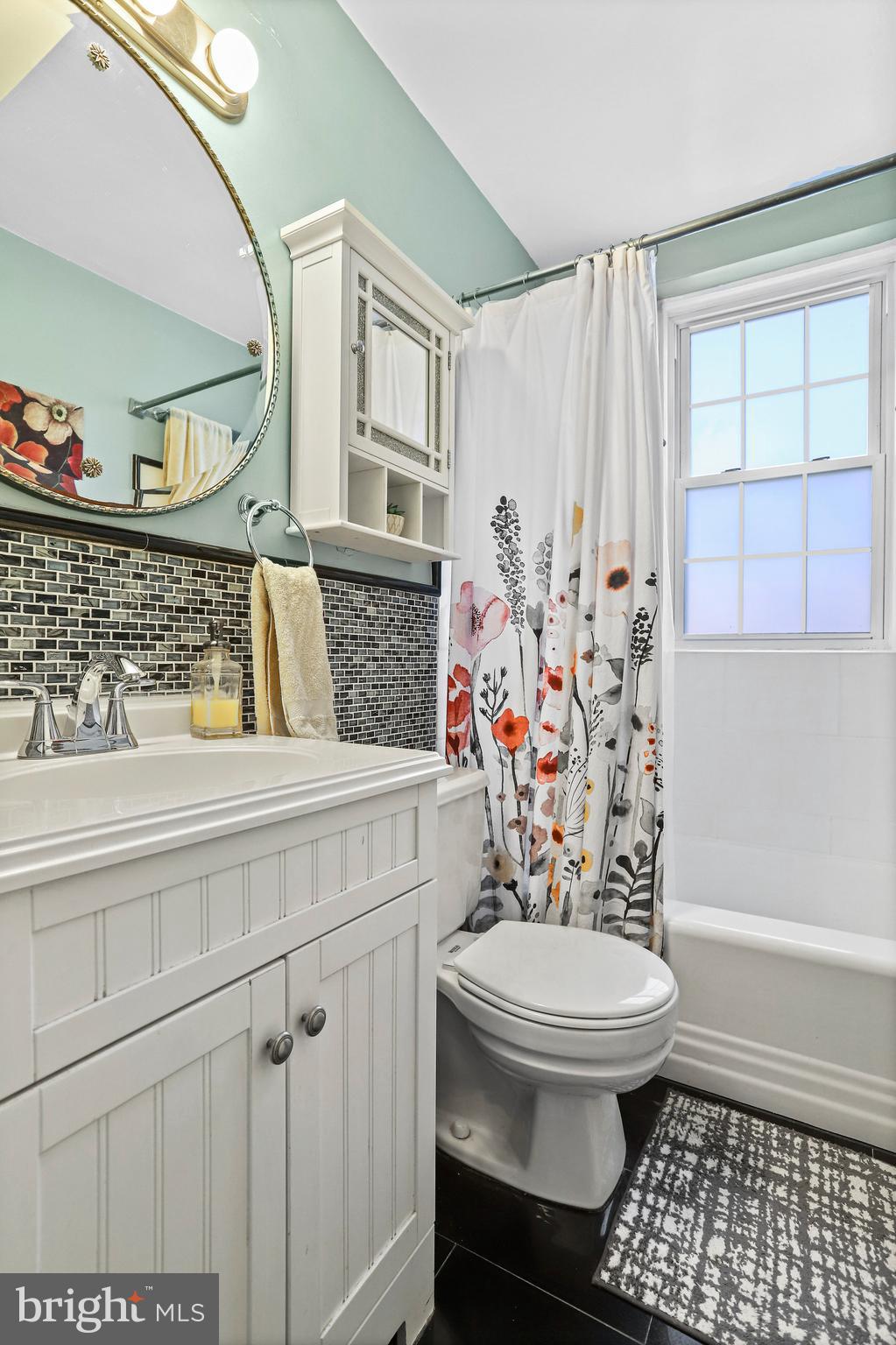 22 South Old Glebe Road, Unit 201D Arlington, VA 22204 - Photo 20 of 39 Bathroom